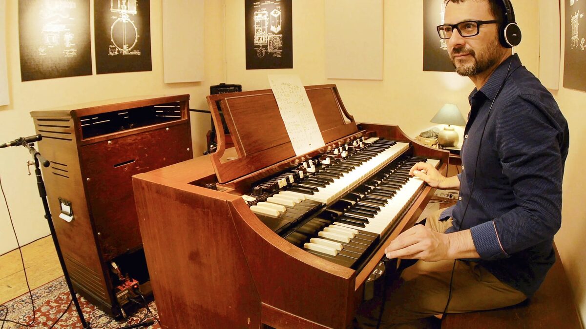 Abel Boquera at the Hammond organ, Amigó 42 studio, Barcelona